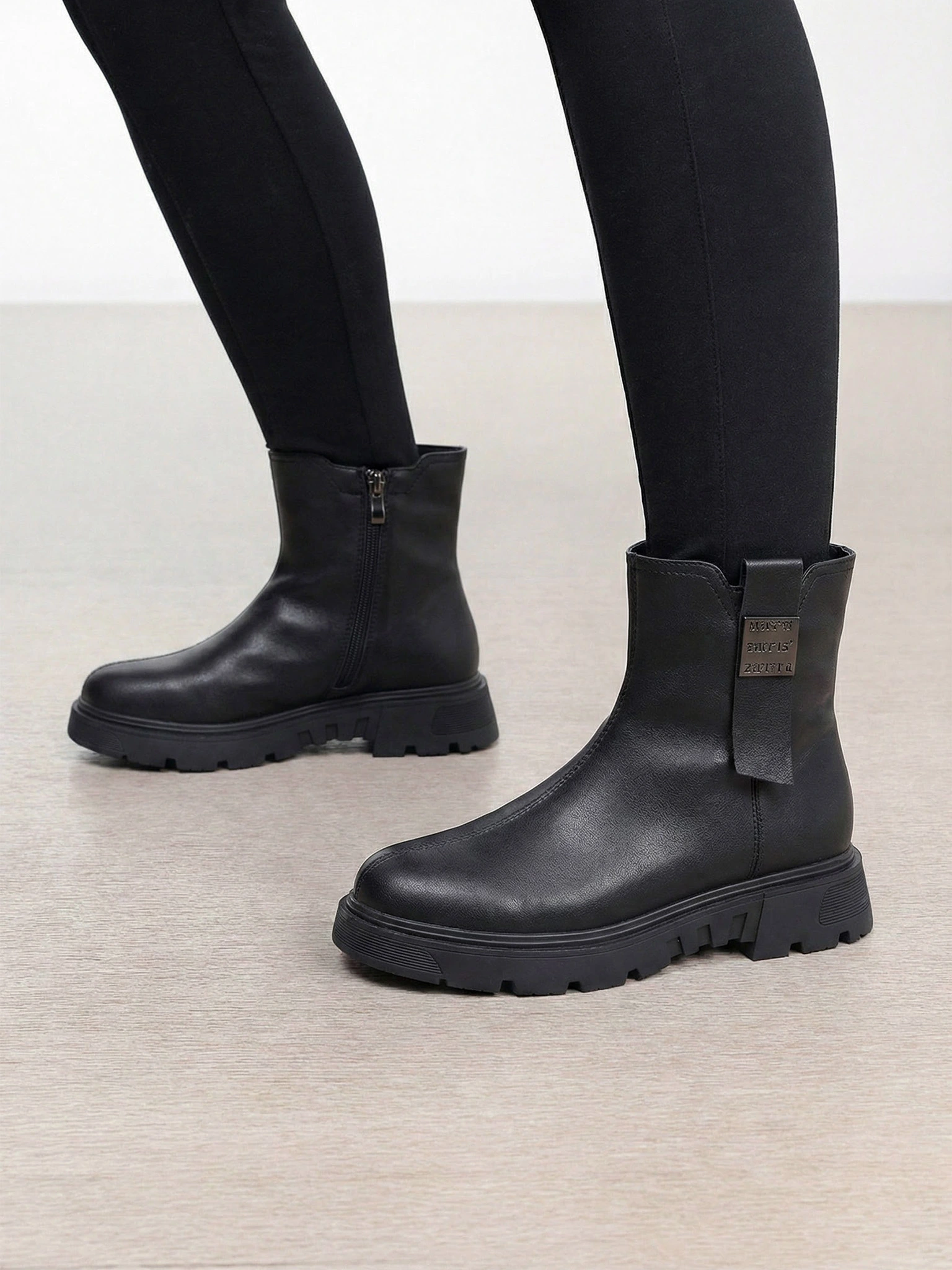 Ботинки черного цвета на рельефной подошве